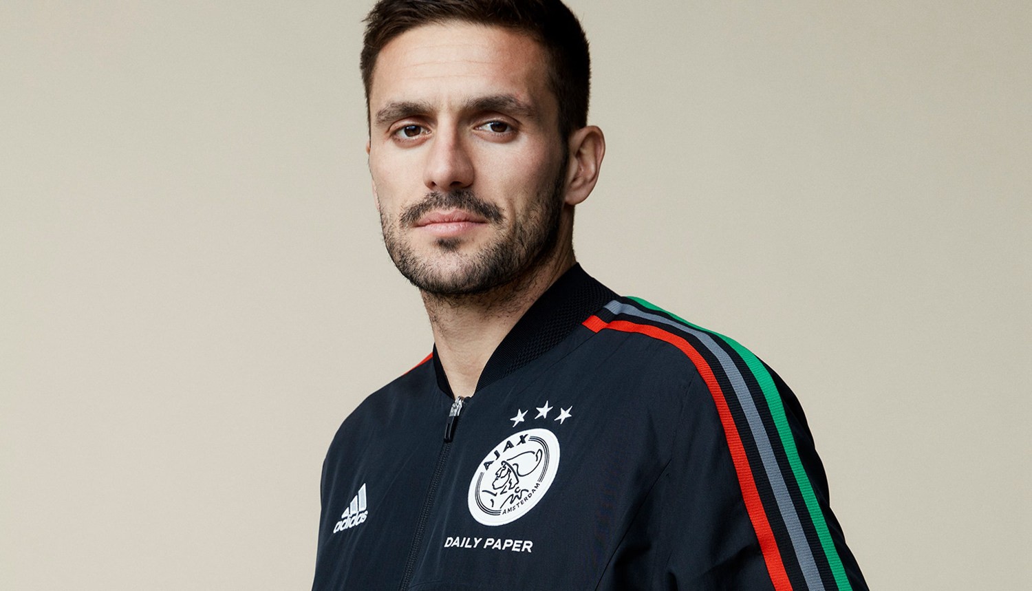 他们通过高 他们通过高